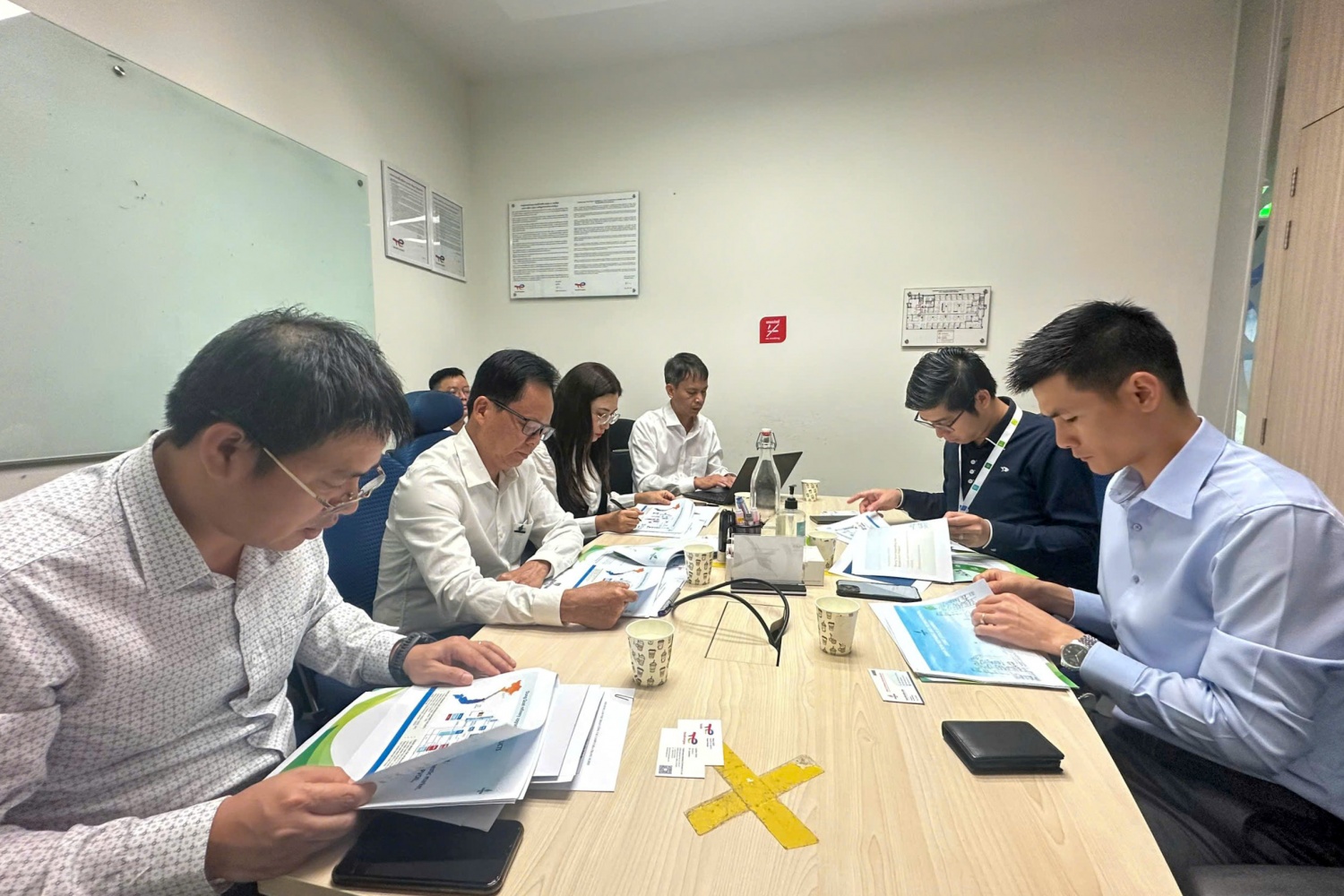 Đoàn công tác BSR làm việc với công ty TotalEnergies Marketing tại Campuchia.