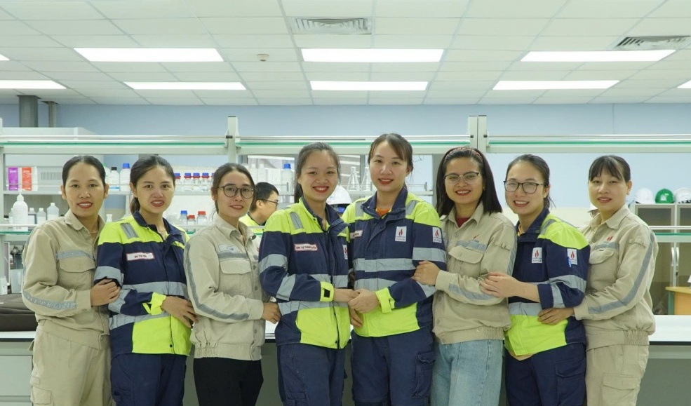 Những bóng hồng thầm lặng giữ "mạch nguồn an toàn" trong lòng nhà máy điện