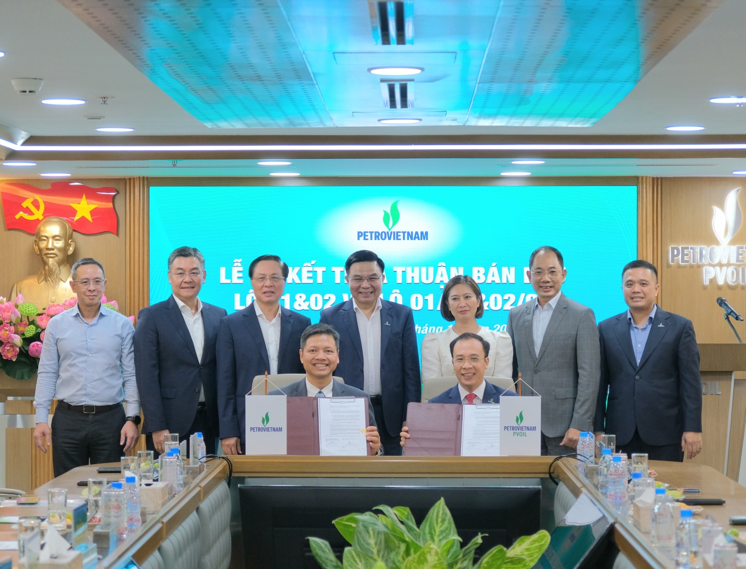 dưới sự chứng kiến của Lãnh đạo Tập đoàn, đại diện Ban điều hành Dự án Lô 01&02, Ban điều hành Dự án Lô 01/97&02/97 và PVOIL đã ký kết Thỏa thuận bán dầu.