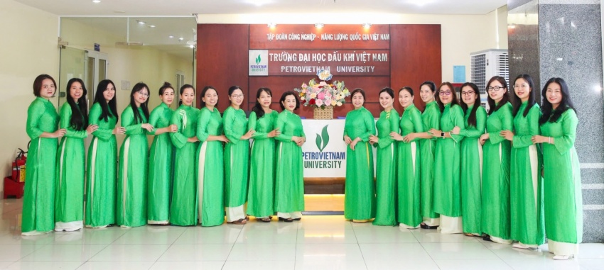 PVU rộn ràng “Tuần lễ áo dài” chào mừng 20/10 PVU rộn ràng “Tuần lễ áo dài” chào mừng Ngày Phụ nữ Việt Nam 20/10