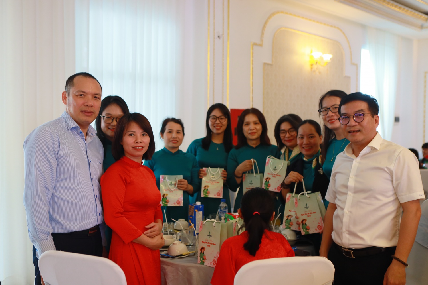 Ban Lãnh đạo BSR cùng chia vui, chụp ảnh lưu niệm với tập thể nữ CBCNV trong không khí thân mật, ấm áp của Ngày Phụ nữ Việt Nam.