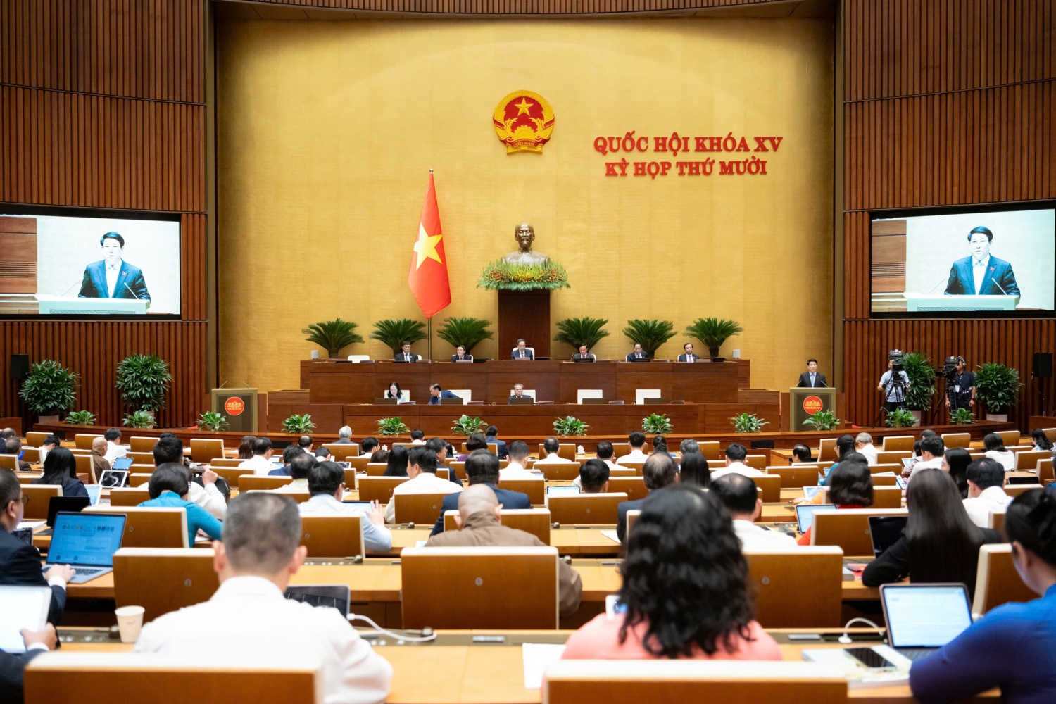 Vững vàng trong lãnh đạo, linh hoạt trong đối ngoại, sâu sát với nhân dân
