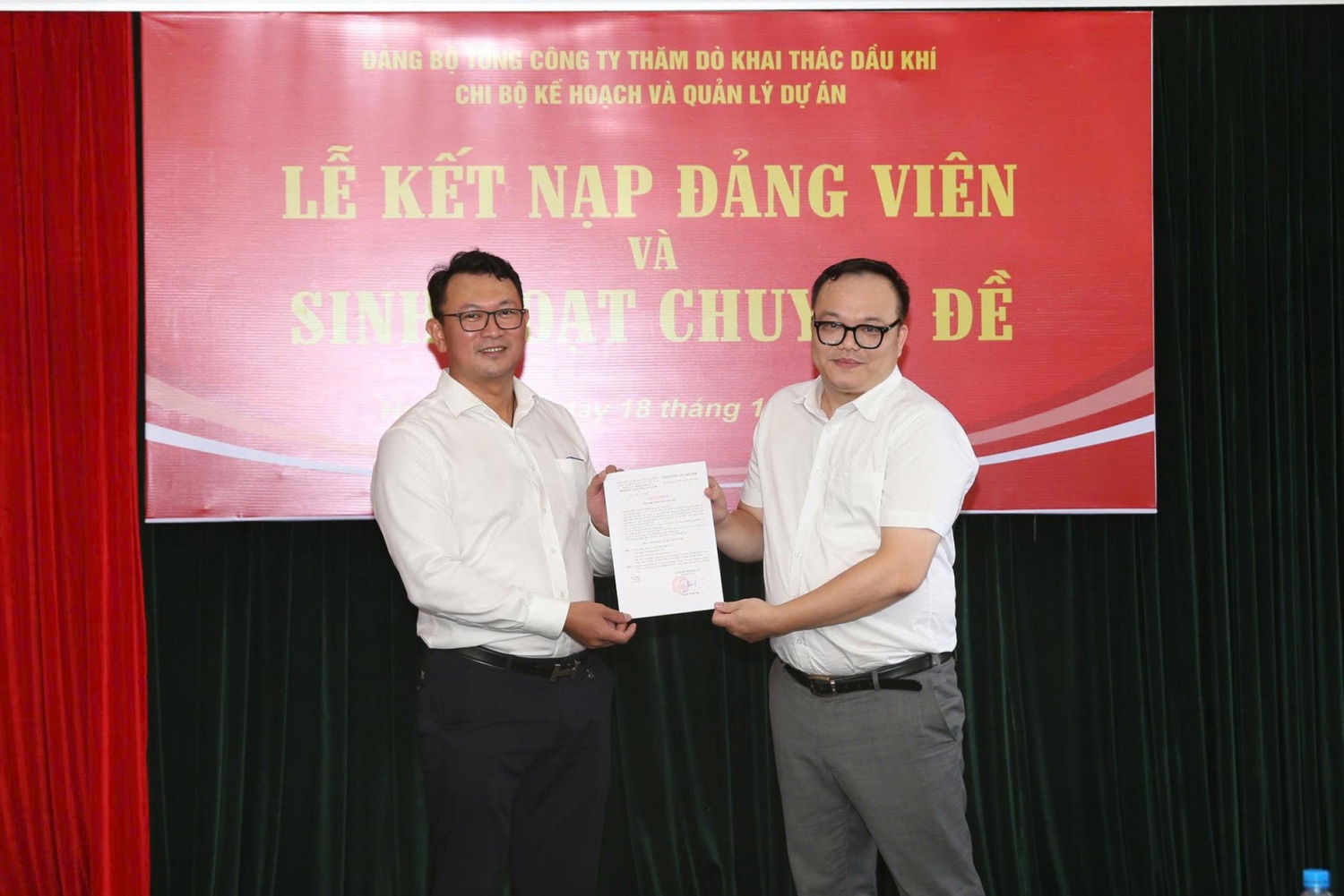 Đ/c Phạm Ngọc Hiến, Bí thư Chi bộ KH&QLDA trao QĐ kết nạp Đảng viên cho Quần Chúng Trần Phan Thu Trang