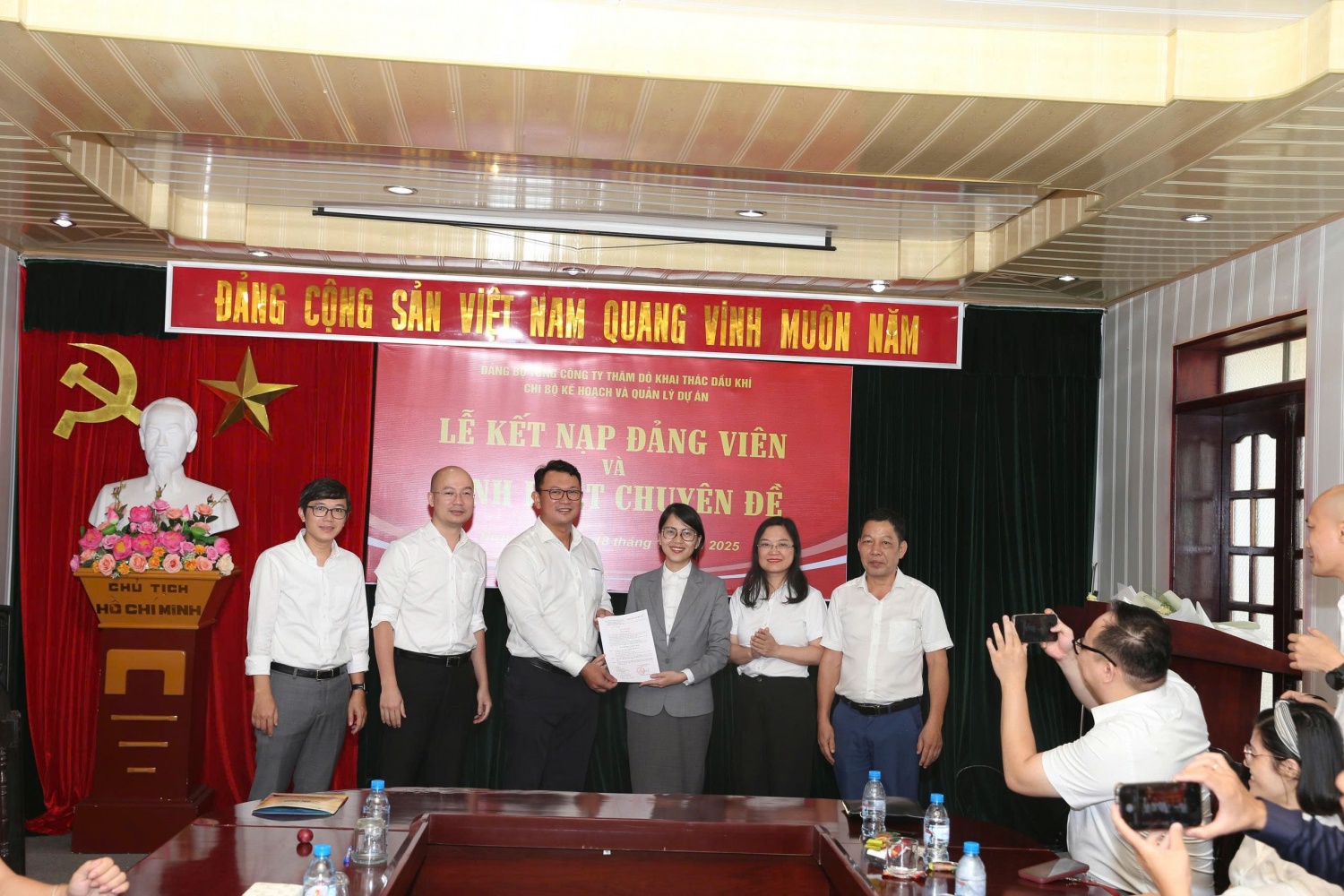 Chi bộ Kế hoạch và Quản lý Dự án PVEP tổ chức sinh hoạt chuyên đề và nhiều hoạt động ý nghĩa tại Hưng Yên