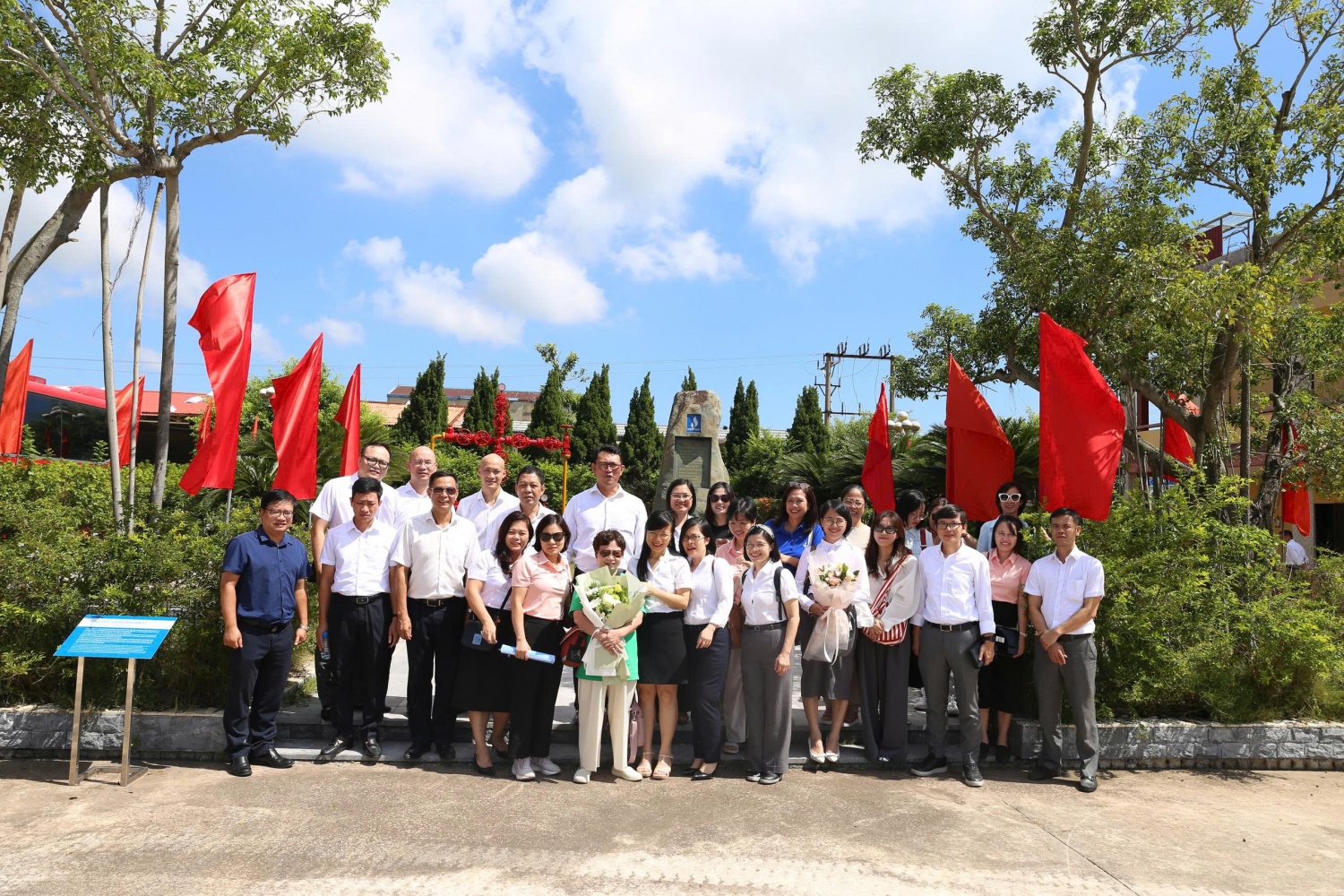Chi bộ  Ban KH&QLDA tại Khu lưu niệm công trình dầu khí đầu tiên của Việt Nam tại xã Đồng Châu, tỉnh Hưng Yên