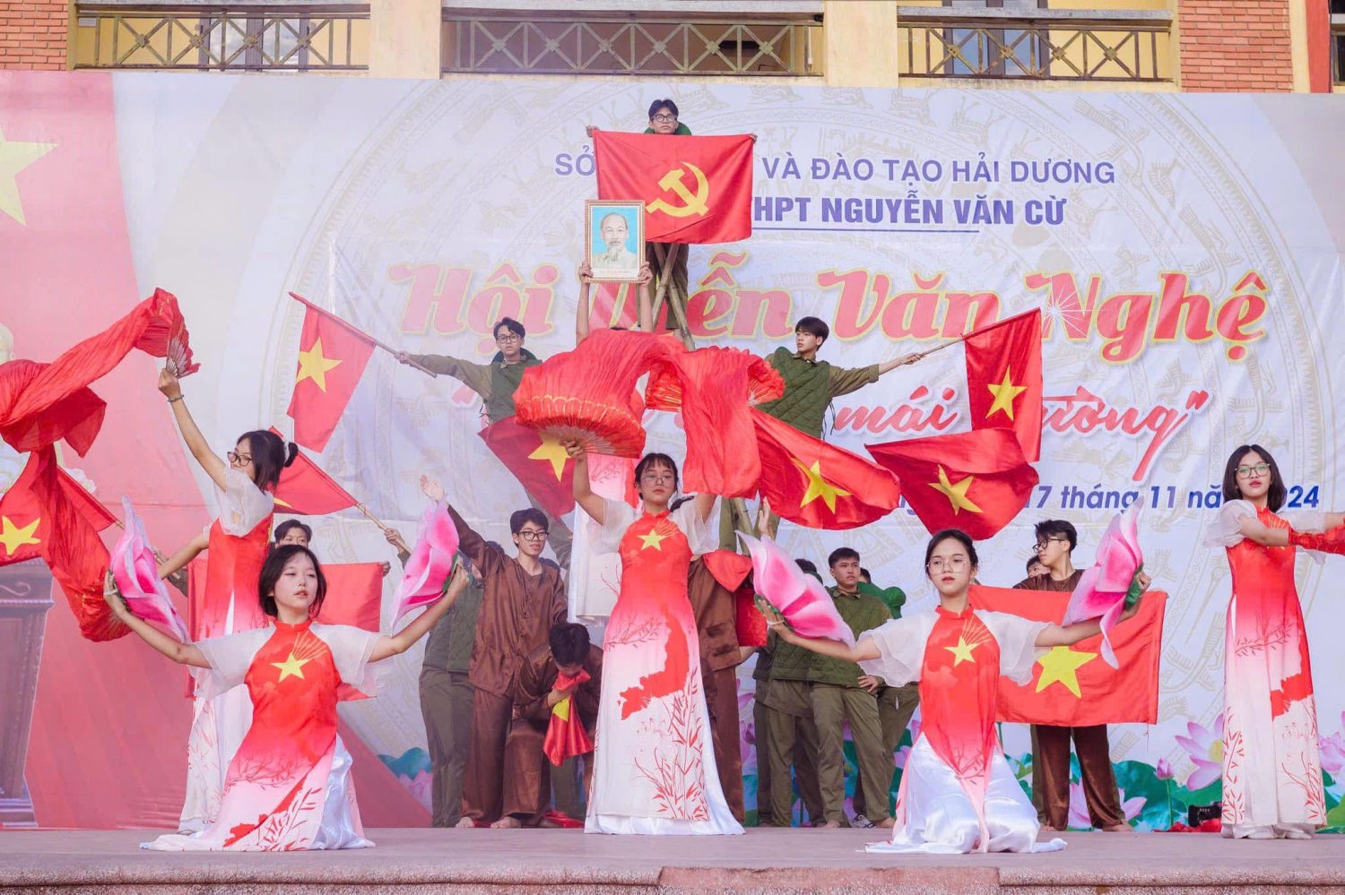 Vườn ươm "hạt giống đỏ", khơi nguồn năng lượng mới từ mái trường THPT Nguyễn Văn Cừ