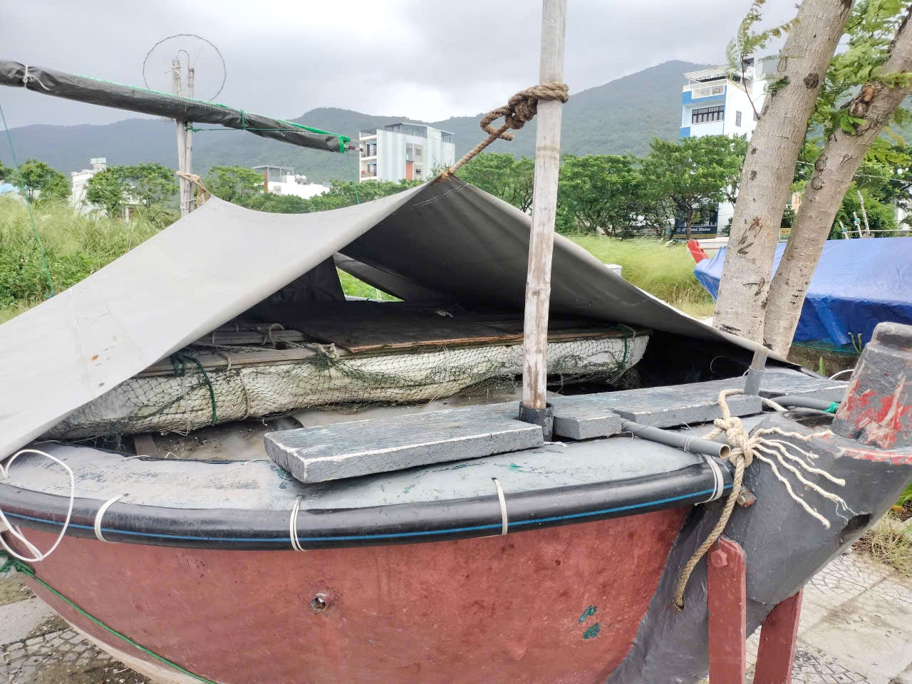 Đà Nẵng: Ngư dân chủ động di dời tàu thuyền tránh trú trước bão số 12