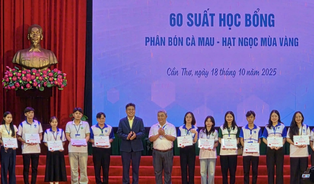 Phân bón Cà Mau tiếp tục “Thắp sáng ước mơ” cho sinh viên Trường Đại học Cần Thơ