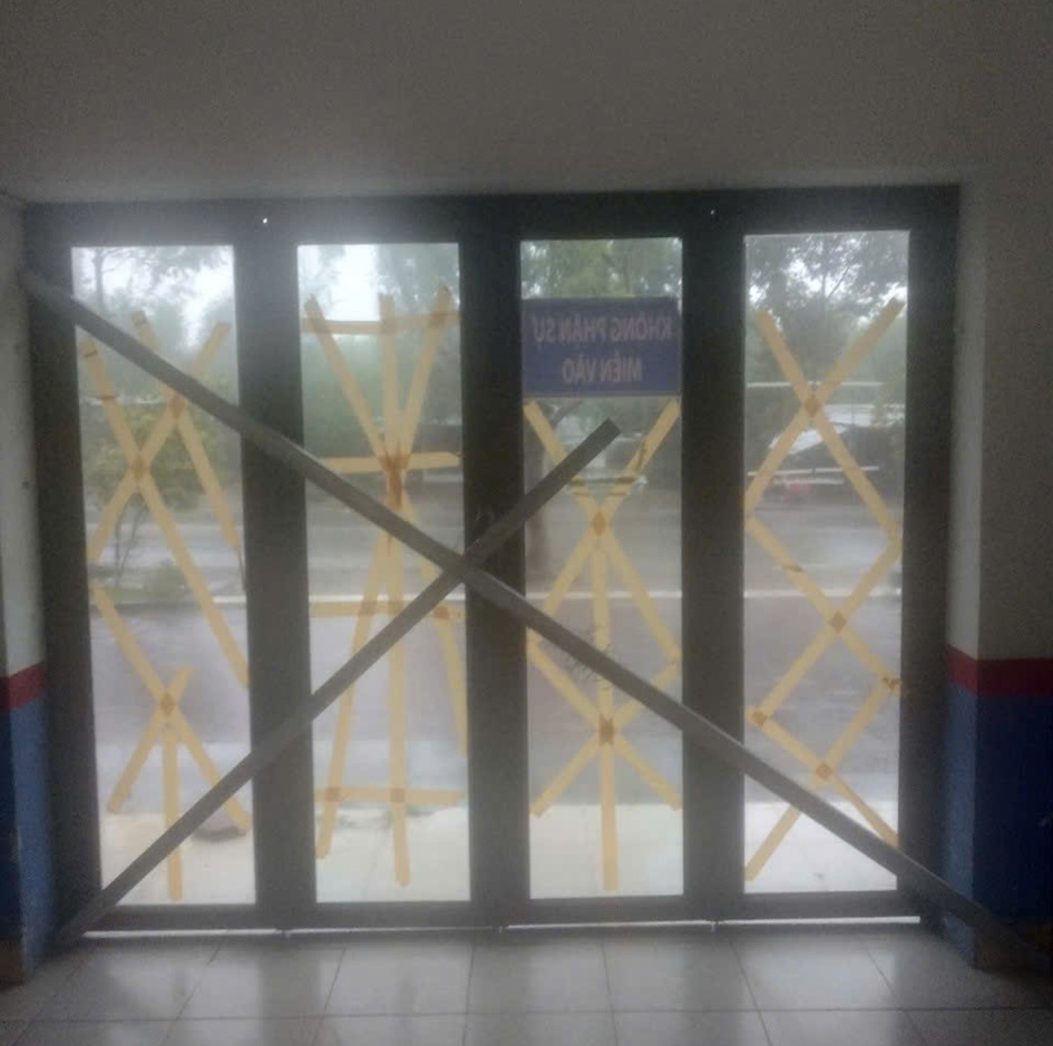 Cửa tại các khu vực nhà ở tập thể được gia cố kỹ càng.