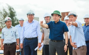 Chủ tịch UBND tỉnh Quảng Ngãi kiểm tra công trình đê chắn sóng, chỉ đạo ứng phó bão số 12