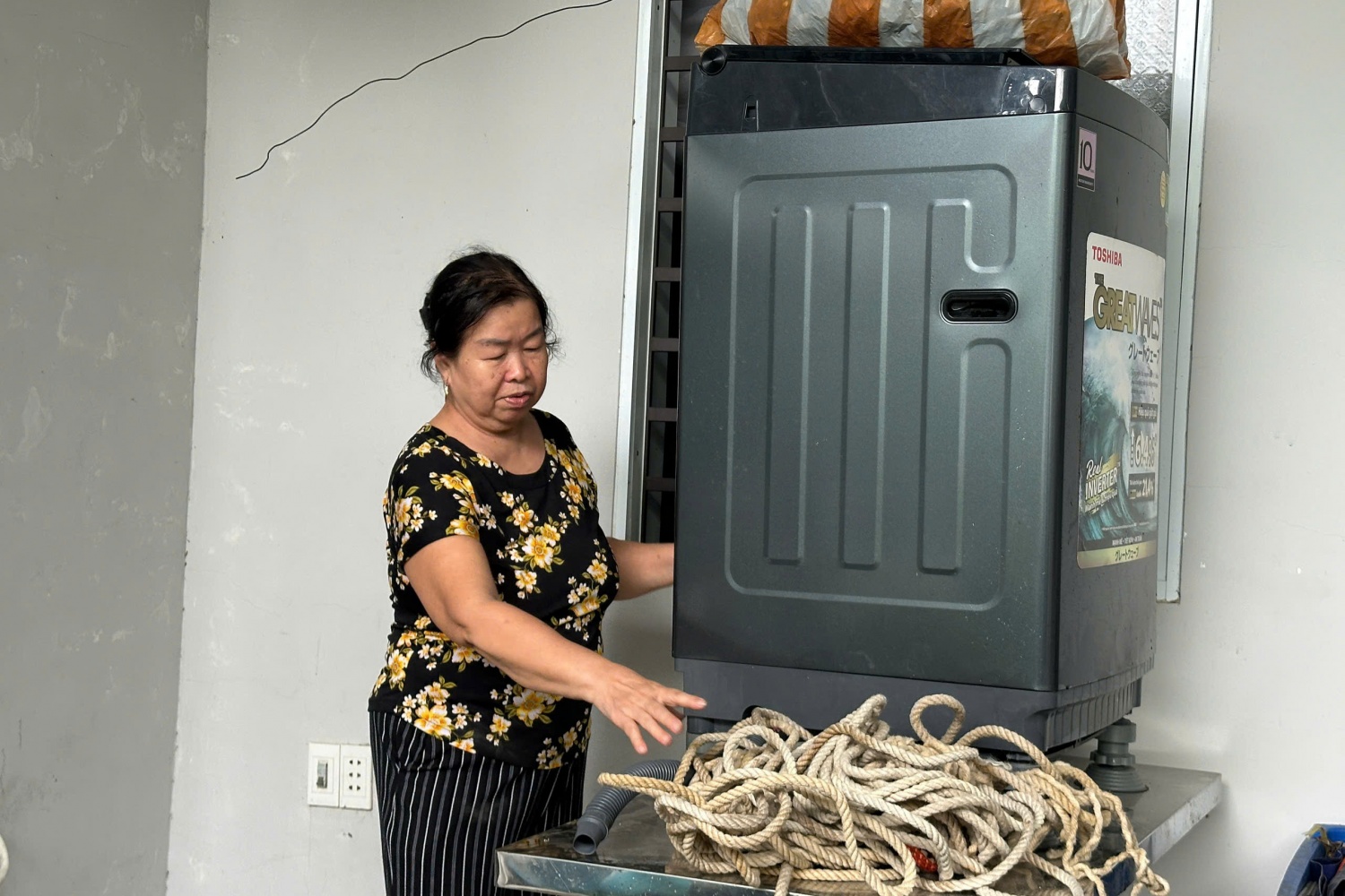Người dân khu vực đường Mẹ Suốt kê cao vật dụng nhằm đảm bảo an toàn cho đồ đạc và phòng chống ngập