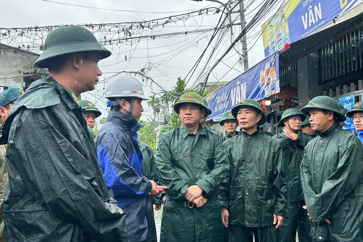 Đại tá Phan Đại Nghĩa - Phó Tư lệnh kiêm Tham mưu trưởng Quân khu 5 kiểm tra, giám sát công tác ứng phó ảnh hưởng của bão số 12.