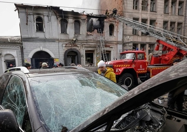 Lực lượng Ukraine làm việc tại hiện trường trường mẫu giáo bị UAV tấn công tại Kharkiv ngày 22.10.2025