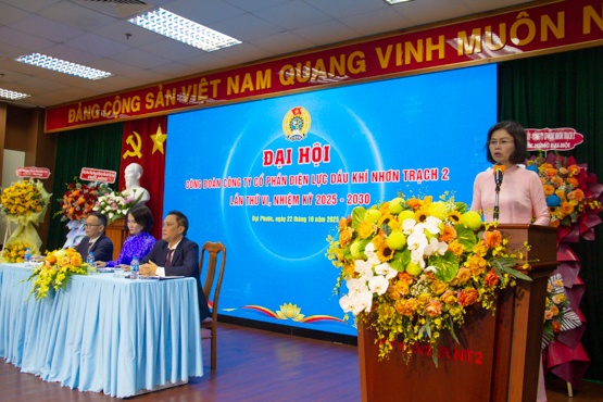 Bà Ngô Hồng Vân, Ủy viên Ban Thường vụ Đảng ủy, Chủ tịch Công đoàn PV Power đánh giá cao những thành tích nổi bật trong nhiệm kỳ 2023-2025 của Công đoàn PV Power NT2