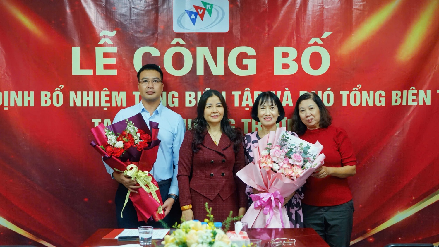 Lãnh đạo Hiệp hội các nhà bán lẻ Việt Nam tặng hoa chúc mừng Tổng Biên tập và Phó Tổng Biên tập Tạp chí Thương Trường.