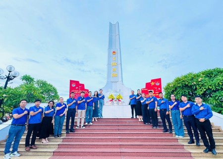 Thanh niên Việt Nam trong kỷ nguyên vươn mình của dân tộc - 
Bảo vệ nền tảng tư tưởng của Đảng là trách nhiệm và lý tưởng cao cả