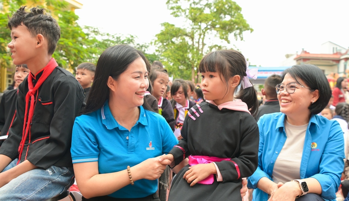 Công đoàn Petrovietnam lan tỏa yêu thương, tiếp bước đến trường cho học sinh vùng cao Điền Xá
