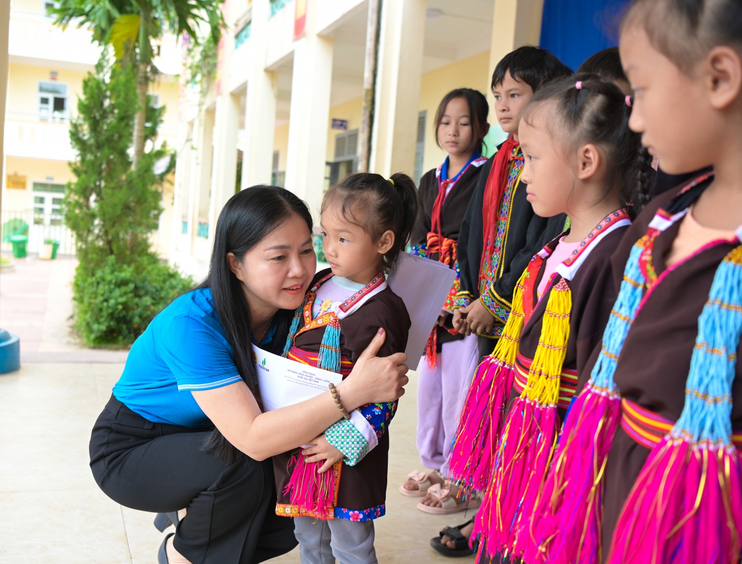 Công đoàn Petrovietnam lan tỏa yêu thương, tiếp bước đến trường cho học sinh vùng cao Điền Xá Công đoàn Petrovietnam lan tỏa yêu thương, tiếp bước đến trường cho học sinh vùng cao Điền Xá