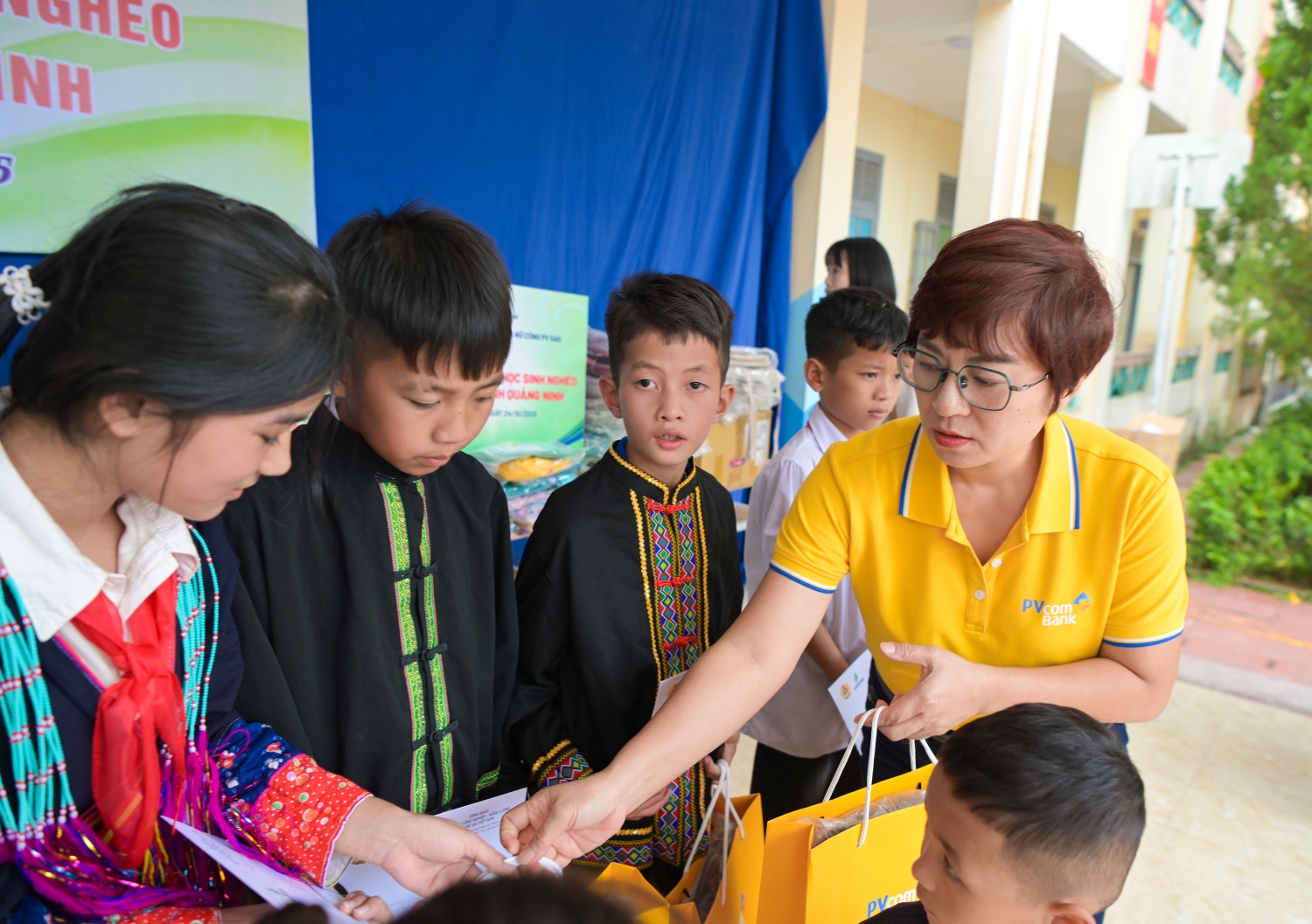 Công đoàn Petrovietnam lan tỏa yêu thương, tiếp bước đến trường cho học sinh vùng cao Điền Xá Công đoàn Petrovietnam lan tỏa yêu thương, tiếp bước đến trường cho học sinh vùng cao Điền Xá