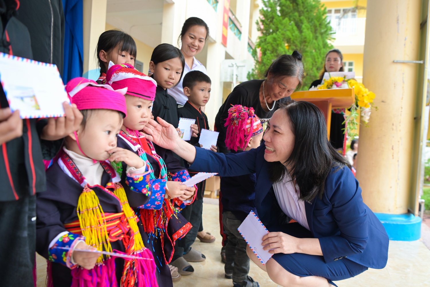 Công đoàn Petrovietnam lan tỏa yêu thương, tiếp bước đến trường cho học sinh vùng cao Điền Xá Công đoàn Petrovietnam lan tỏa yêu thương, tiếp bước đến trường cho học sinh vùng cao Điền Xá