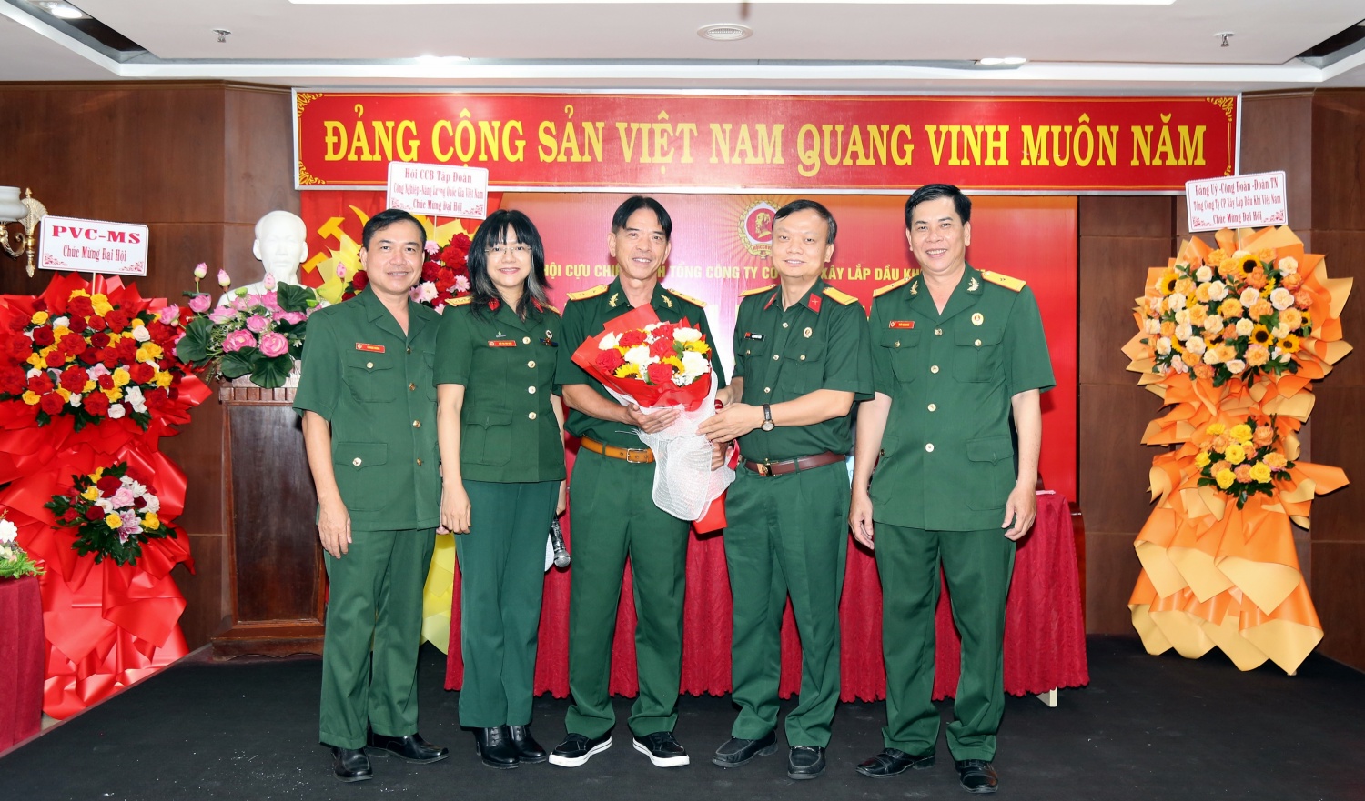 Hội CCB Petrocons phát huy bản chất “Bộ đội Cụ Hồ”: Đoàn kết, gương mẫu, đổi mới, nghĩa tình Hội CCB Petrocons phát huy bản chất “Bộ đội Cụ Hồ”: Đoàn kết, gương mẫu, đổi mới, nghĩa tình