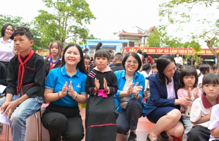 [Chùm ảnh] Công đoàn Petrovietnam lan tỏa yêu thương, tiếp bước đến trường cho học sinh vùng cao Điền Xá
