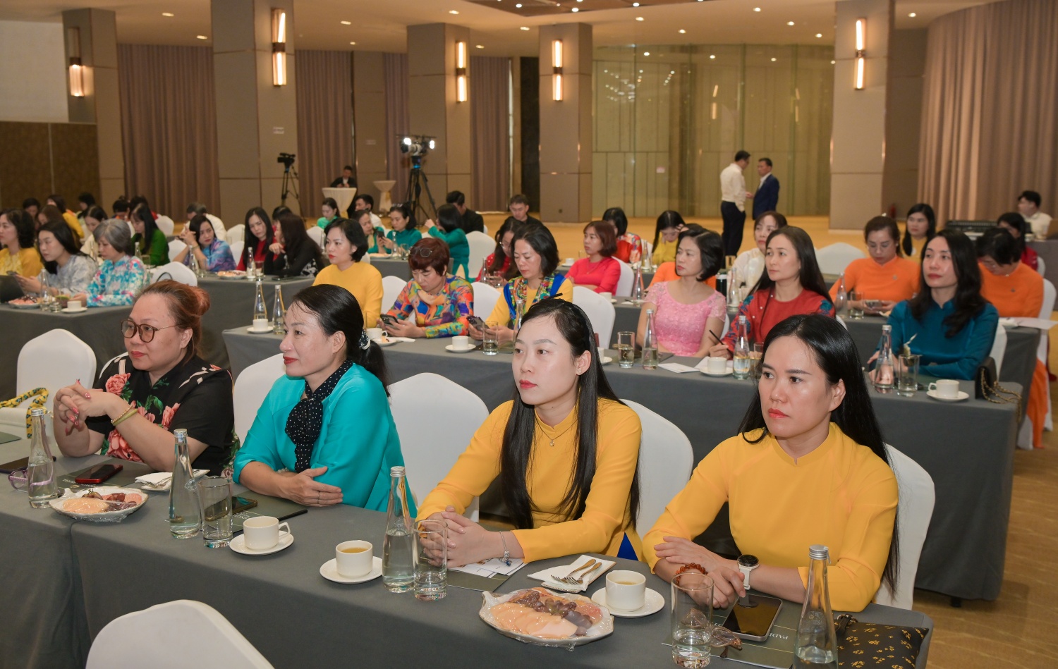 Phụ nữ Petrovietnam: Tự tin, bản lĩnh, tiên phong trong kỷ nguyên mới Phụ nữ Petrovietnam: Tự tin, bản lĩnh, tiên phong trong kỷ nguyên mới