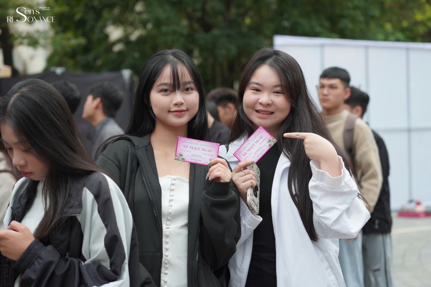 Rộn ràng bầu không khí trước giờ G bên ngoài Hội trường lớn (Ảnh: FPS 2025 - Sen’s Resonance).