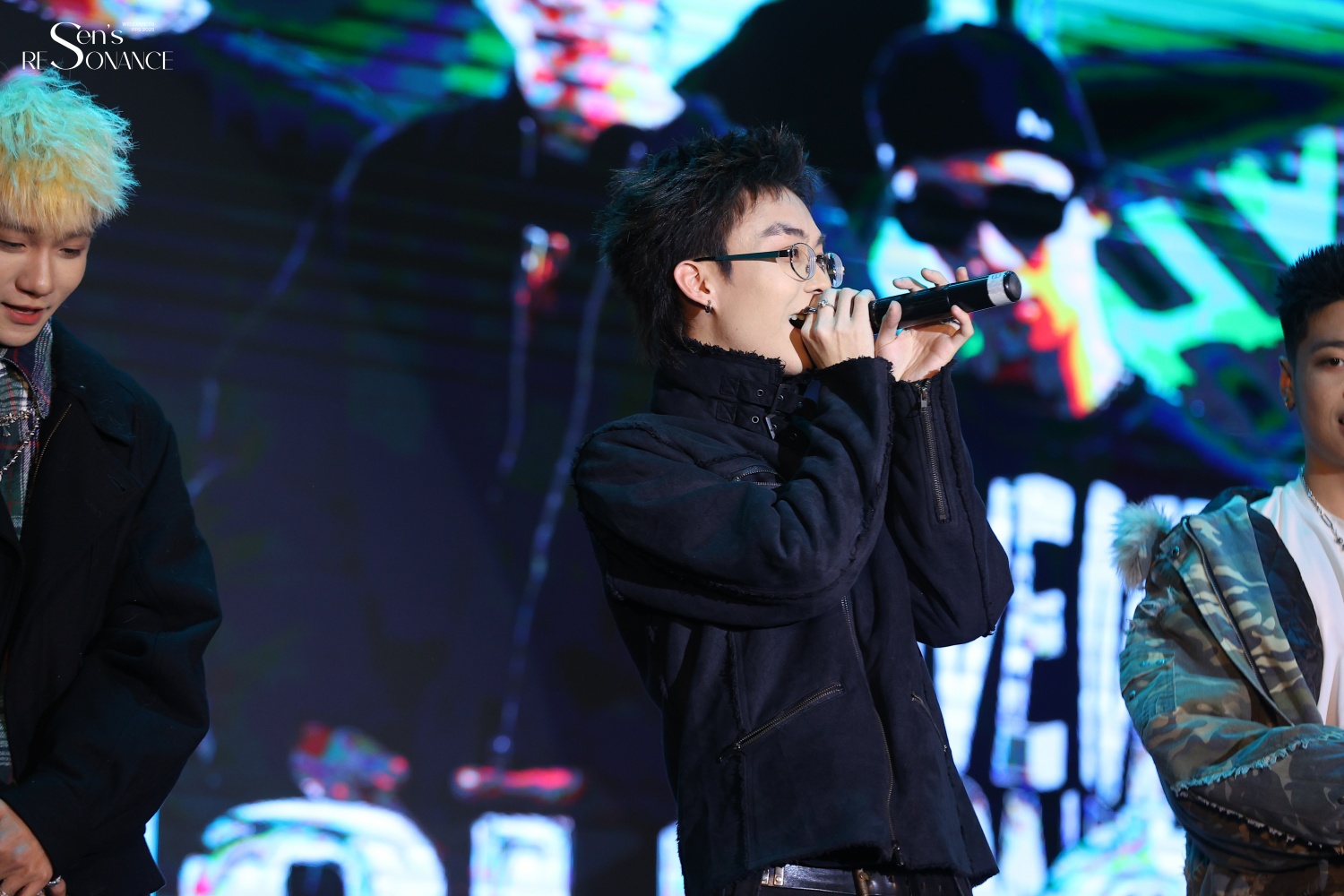 Nam rapper Dangrangto nhiệt tình giao lưu với khán giả  (Ảnh: FPS 2025 - Sen’s Resonance).