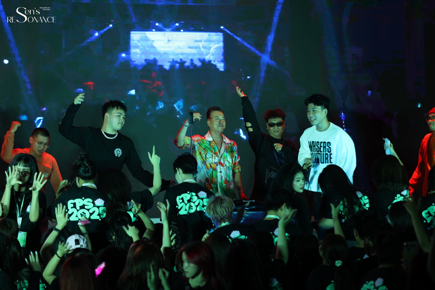 Bữa tiệc âm nhạc thêm trọn vẹn khi cặp đôi ăn ý DJ Huy DX và MC Hype Millic mang đến những giai điệu hiện đại và lôi cuốn, khiến cho bất cứ ai cũng muốn “quẩy hết mình”  (Ảnh: FPS 2025 - Sen’s Resonance)  
