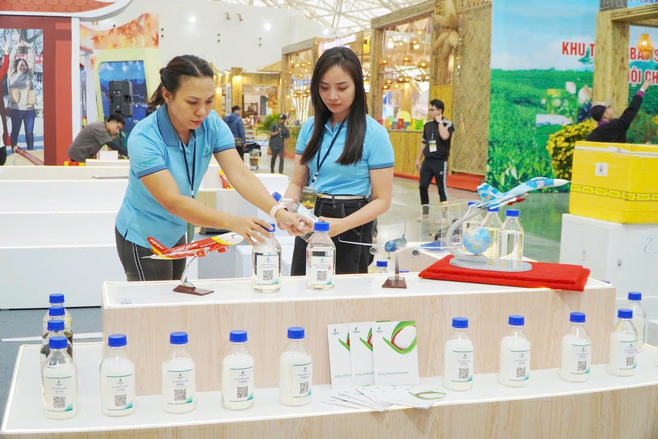 Gian hàng BSR tại khu trưng bày của tỉnh Quảng Ngãi với hàng nhiều sản phẩm tiêu biểu được trưng bày, quảng bá tại Hội chợ Mùa Thu 2025. Gian hàng BSR tại khu trưng bày của tỉnh Quảng Ngãi với hàng nhiều sản phẩm tiêu biểu được trưng bày, quảng bá tại Hội chợ Mùa Thu 2025.