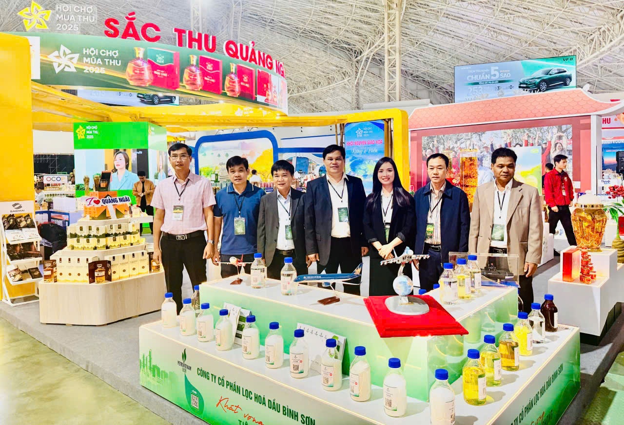 Ông Trần Phước Hiền – Phó Chủ tịch UBND tỉnh Quảng Ngãi và đại diện các Sở, ngành của tỉnh tham quan gian hàng BSR. Ông Trần Phước Hiền – Phó Chủ tịch UBND tỉnh Quảng Ngãi và đại diện các Sở, ngành của tỉnh tham quan gian hàng BSR.