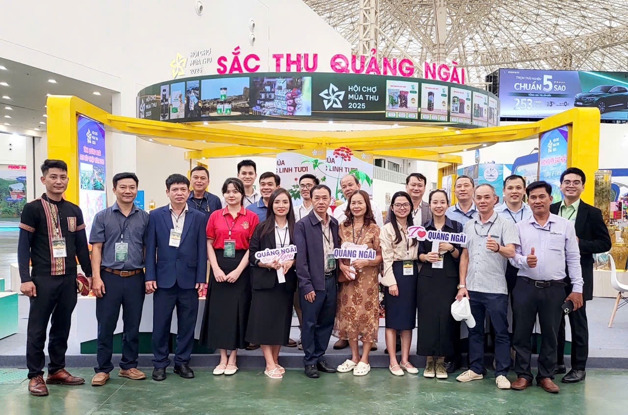 Tham gia Hội chợ Mùa Thu năm 2025, BSR cùng nhiều đơn vị, cơ quan của tỉnh Quảng Ngãi cũng đã đem đến nhiều sản phẩm độc đáo, góp phần quảng bá thương hiệu và các sản phẩm chủ lực của Quảng Ngãi. Tham gia Hội chợ Mùa Thu năm 2025, BSR cùng nhiều đơn vị, cơ quan của tỉnh Quảng Ngãi cũng đã đem đến nhiều sản phẩm độc đáo, góp phần quảng bá thương hiệu và các sản phẩm chủ lực của Quảng Ngãi.