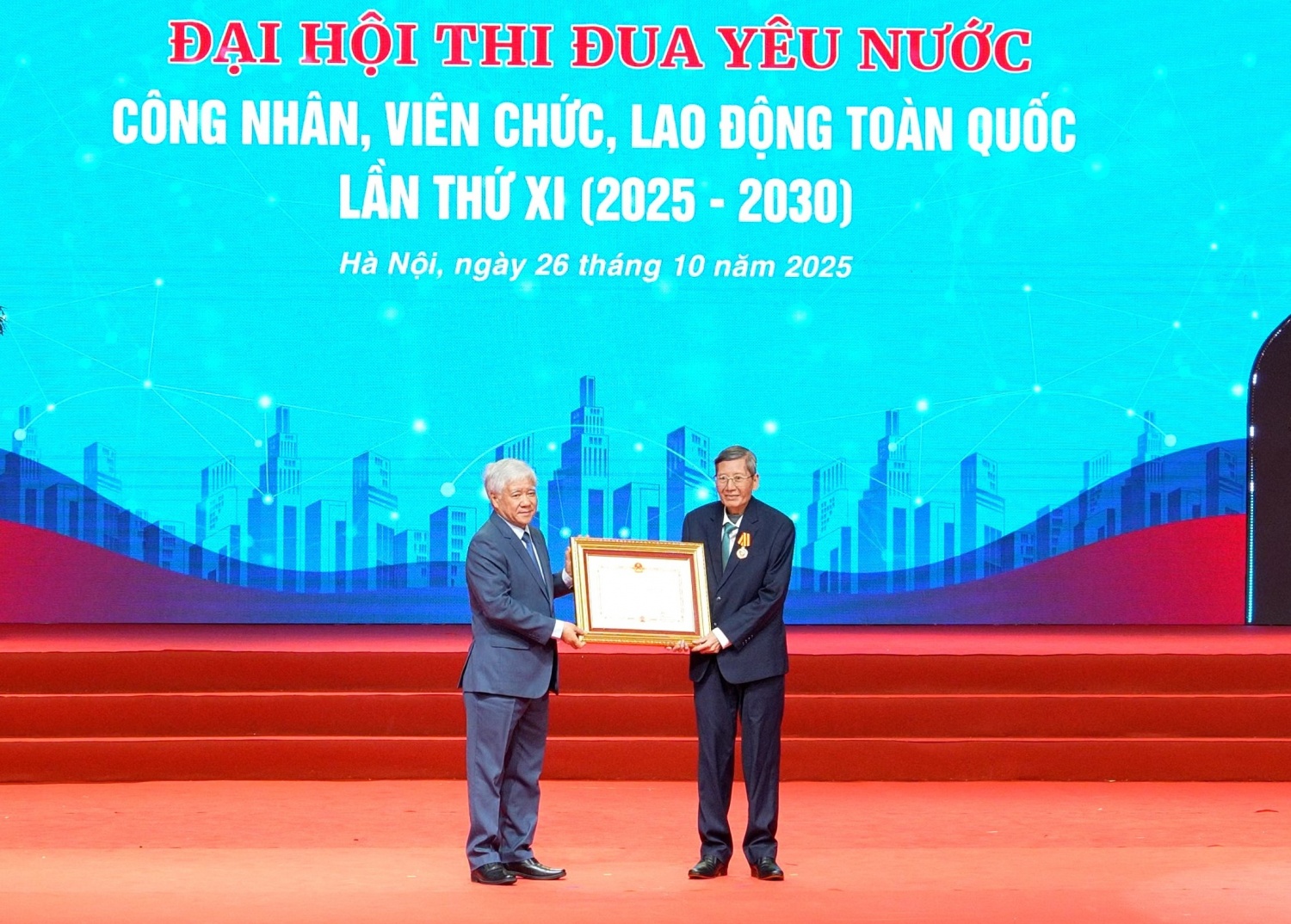 Công đoàn Petrovietnam vinh dự được tuyên dương tại Đại hội Thi đua yêu nước lần thứ XI Công đoàn Petrovietnam vinh dự được tuyên dương tại Đại hội Thi đua yêu nước lần thứ XI
