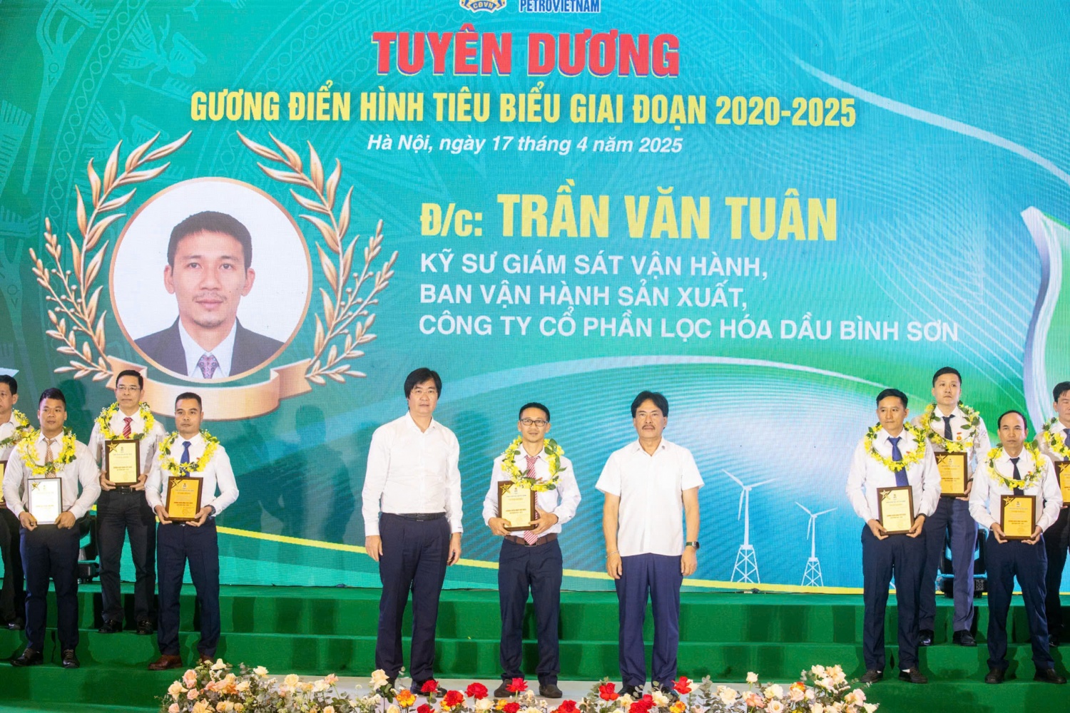 Người lao động BSR vừa hồng vừa chuyên, có nhiều sáng kiến sáng tạo trong lao động sản xuất. Người lao động BSR vừa hồng vừa chuyên, có nhiều sáng kiến sáng tạo trong lao động sản xuất.