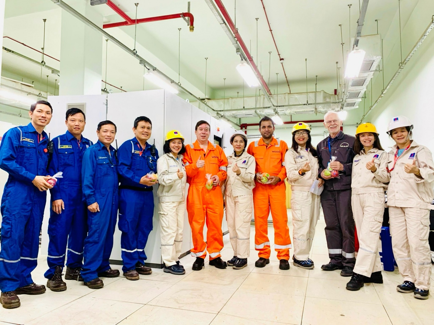Công đoàn BSR tặng trái cây, nước uống cho đối tác, nhà thầu thực hiện BDTT NMLD Dung Quất lần 5 năm 2024. Công đoàn BSR tặng trái cây, nước uống cho đối tác, nhà thầu thực hiện BDTT NMLD Dung Quất lần 5 năm 2024.