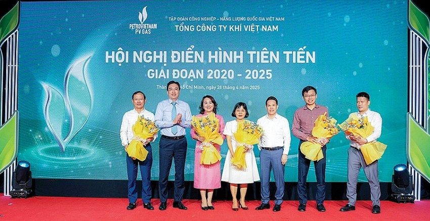 Cùng với các phong trào thi đua, công tác khen thưởng luôn được PV GAS quan tâm đúng mức, thực hiện công khai, công bằng và kịp thời, góp phần tích cực thúc đẩy thi đua, thực hiện thắng lợi các nhiệm vụ sản xuất, kinh doanh Cùng với các phong trào thi đua, công tác khen thưởng luôn được PV GAS quan tâm đúng mức, thực hiện công khai, công bằng và kịp thời, góp phần tích cực thúc đẩy thi đua, thực hiện thắng lợi các nhiệm vụ sản xuất, kinh doanh