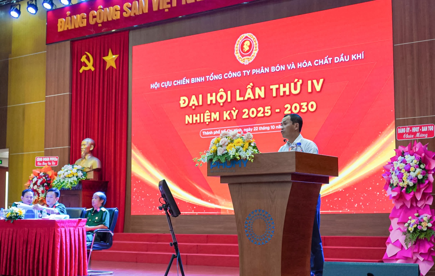 Đồng chí Huỳnh Kim Nhân, Ủy viên Ban Thường vụ Đảng ủy, Trưởng Ban Kiểm soát PVFCCo phát biểu tại Đại hội Đồng chí Huỳnh Kim Nhân, Ủy viên Ban Thường vụ Đảng ủy, Trưởng Ban Kiểm soát PVFCCo phát biểu tại Đại hội