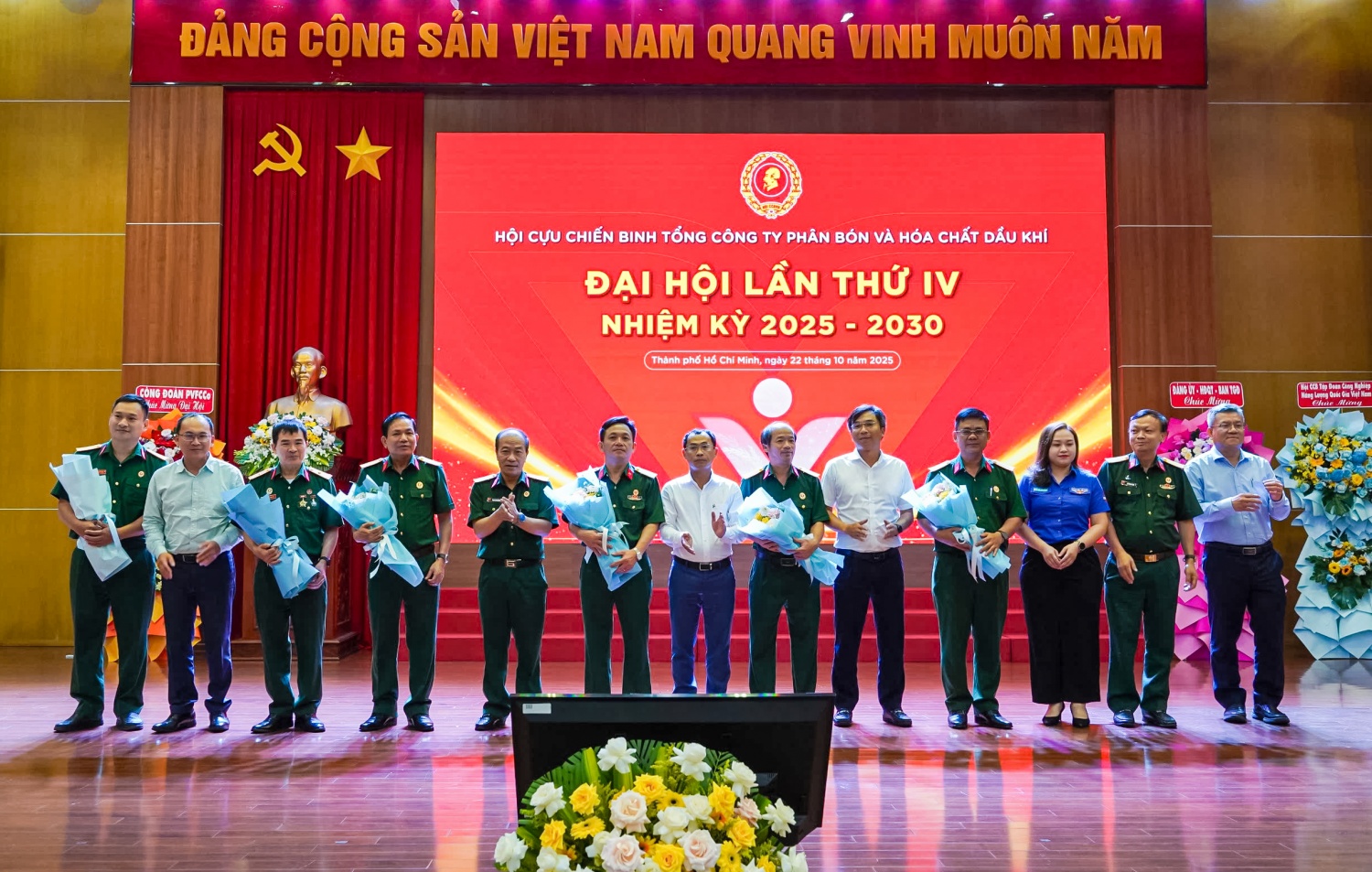 Ban Chấp hành Hội CCB PVFCCo nhiệm kỳ 2025-2030 ra mắt Đại hội. Ban Chấp hành Hội CCB PVFCCo nhiệm kỳ 2025-2030 ra mắt Đại hội.