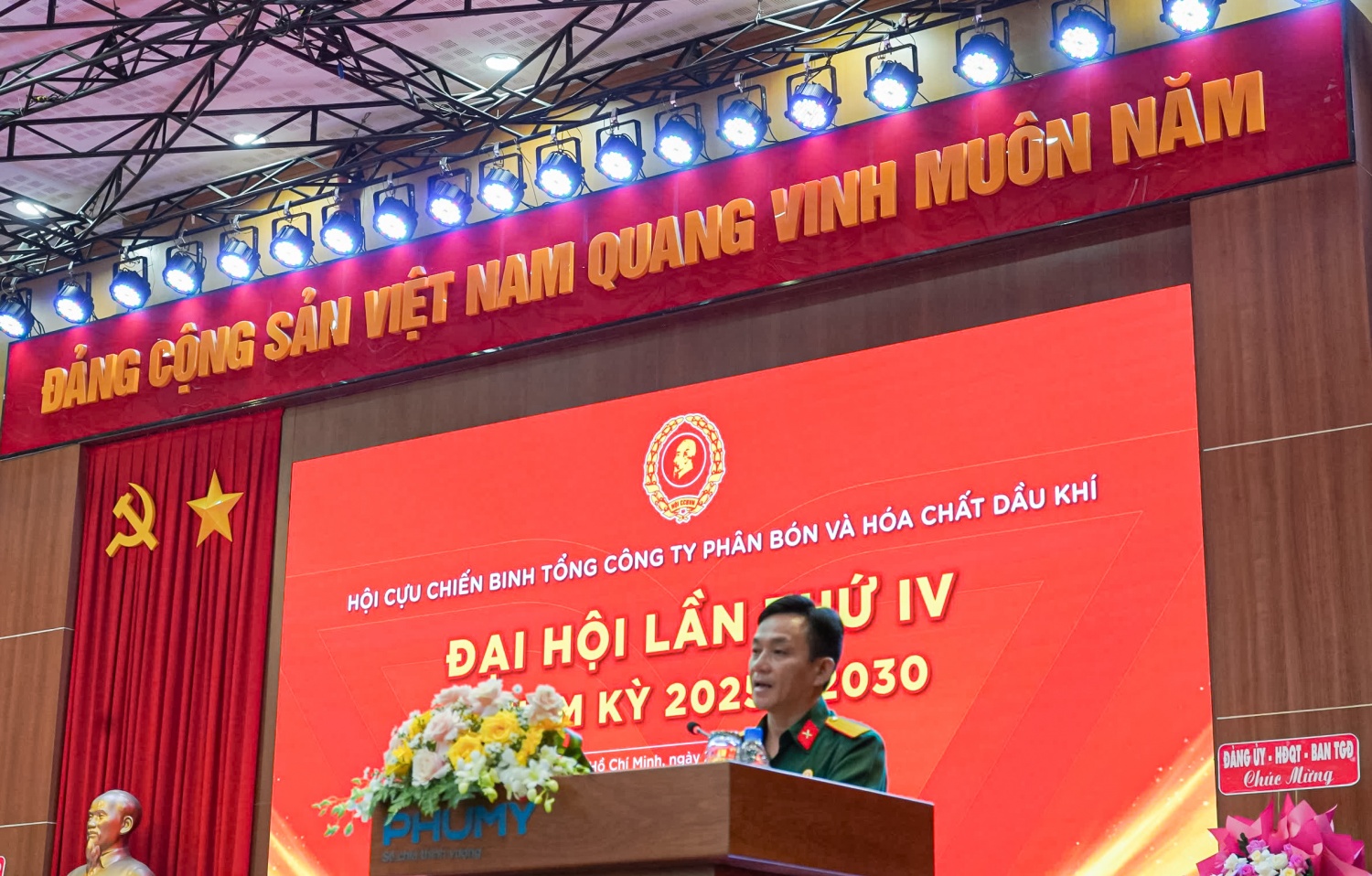 Đồng chí Lương Phương, Chủ tịch Hội CCB PVFCCo trình bày Báo cáo chính trị tổng kết công tác nhiệm kỳ vừa qua và phương hướng nhiệm kỳ 2025-2030. Đồng chí Lương Phương, Chủ tịch Hội CCB PVFCCo trình bày Báo cáo chính trị tổng kết công tác nhiệm kỳ vừa qua và phương hướng nhiệm kỳ 2025-2030.