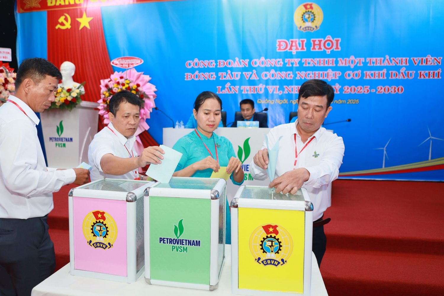 Các công đoàn viên bỏ phiếu bầu Ban Chấp hành Công đoàn PVSM nhiệm kỳ 2025 - 2030 và đoàn đại biểu tham dự Đại hội đại biểu Công đoàn Petrovietnam.
