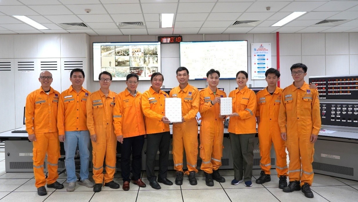 Công đoàn PV GAS trao tặng quà lưu niệm cho ca vận hành tại GPP Cà Mau Công đoàn PV GAS trao tặng quà lưu niệm cho ca vận hành tại GPP Cà Mau