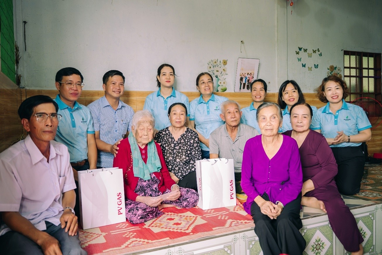 Đoàn đến thăm và tặng quà Mẹ Việt Nam Anh hùng Lý Thị Lễ tại xã Khánh Lâm Đoàn đến thăm và tặng quà Mẹ Việt Nam Anh hùng Lý Thị Lễ tại xã Khánh Lâm