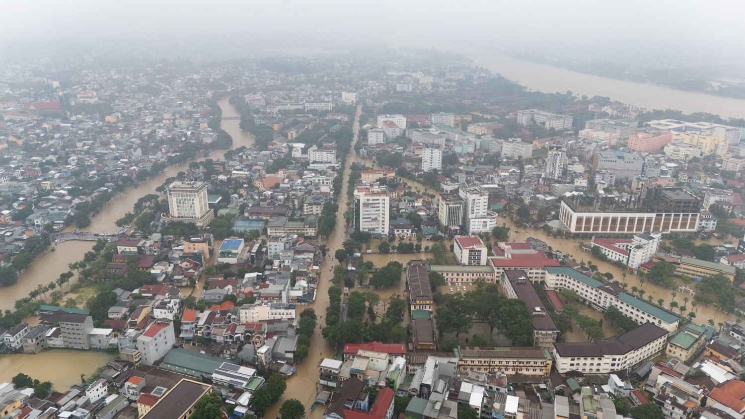 Khu vực nội thành TP Huế, nhiều tuyến đường nước đã ngập sâu. Khu vực nội thành TP Huế, nhiều tuyến đường nước đã ngập sâu.