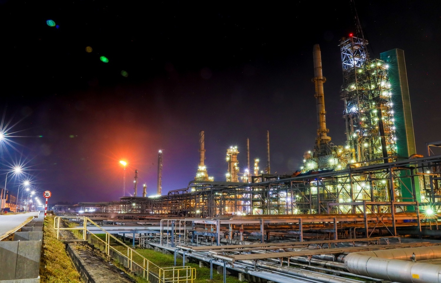 Từ Nhà máy lọc dầu đầu tiên đến Trung tâm lọc hóa dầu và năng lượng quốc gia