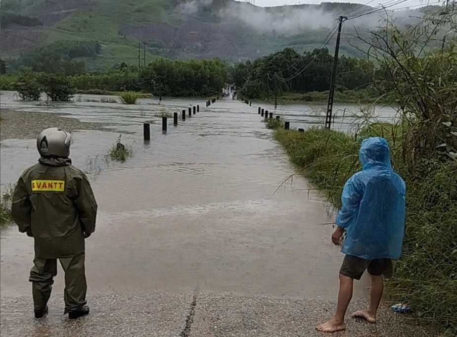 Nước lớn khiến nhiều nơi giao thông bị chia cắt. Nước lớn khiến nhiều nơi giao thông bị chia cắt.