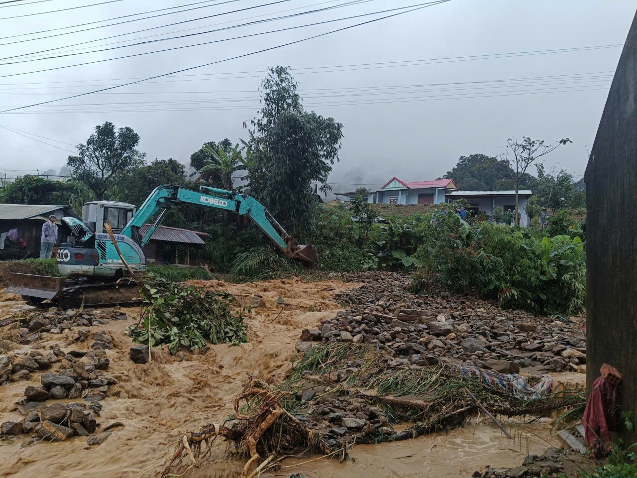 Mưa lớn tại miền Trung: Nhiều nơi ngập sâu, sạt lở Mưa lớn tại miền Trung: Nhiều nơi ngập sâu, sạt lở