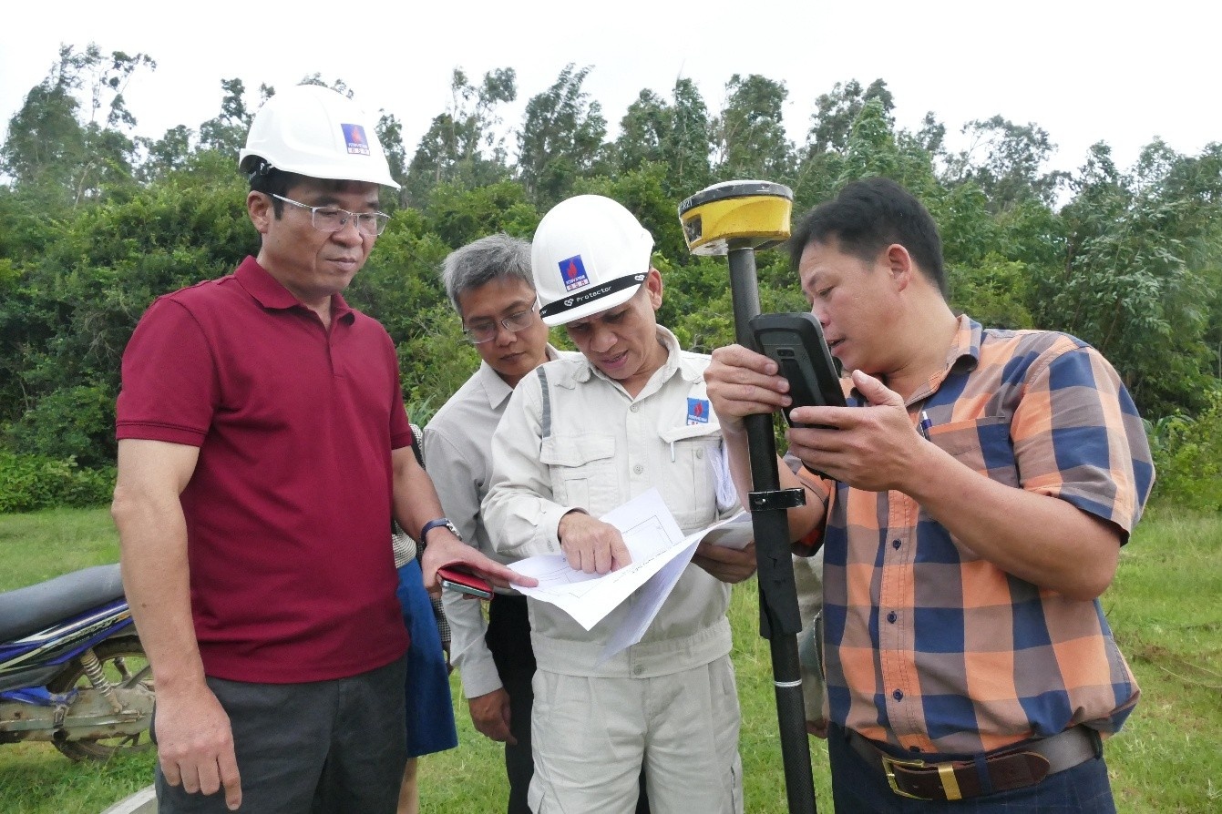 Các bên tiến hành đo đạc, cắm mốc tại hiện trường Các bên tiến hành đo đạc, cắm mốc tại hiện trường