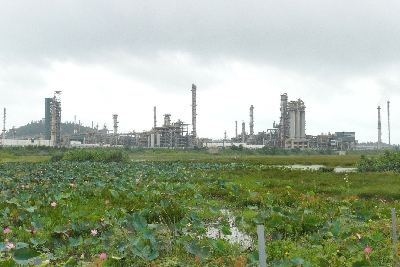 NMLD Dung Quất hiện hữu nhìn từ khu đất được bàn giao NMLD Dung Quất hiện hữu nhìn từ khu đất được bàn giao