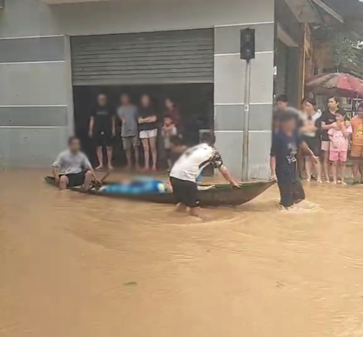Lực lượng chức năng và người dân đưa những người gặp nạn đi cấp cứu. Ảnh: Cắt từ video. Lực lượng chức năng và người dân đưa những người gặp nạn đi cấp cứu. Ảnh: Cắt từ video.